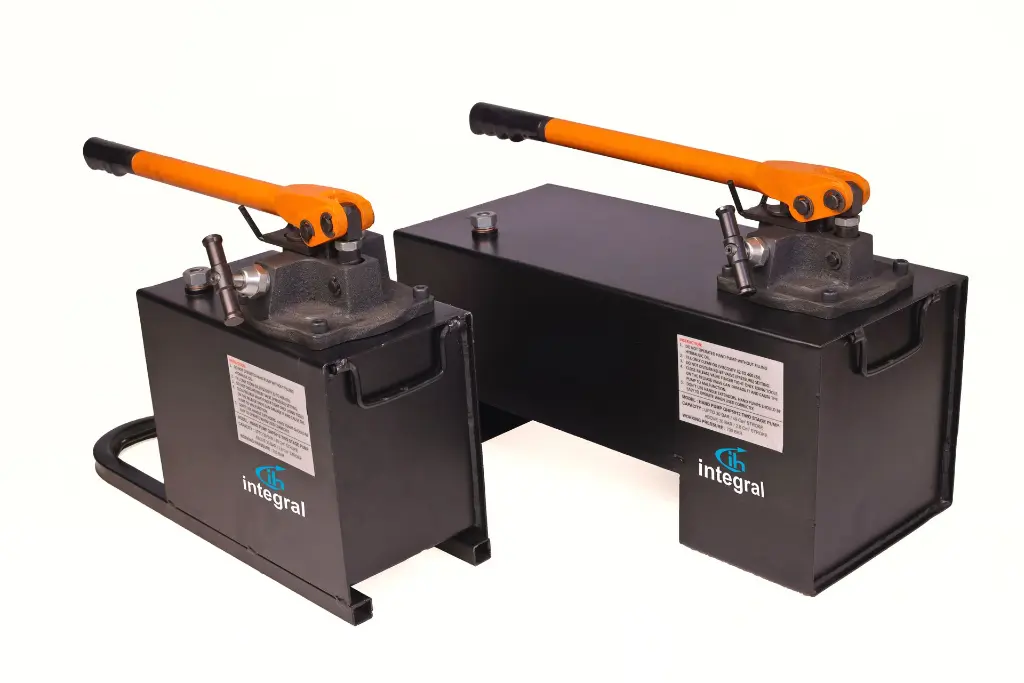 HAND PUMP WITH TANK.webp